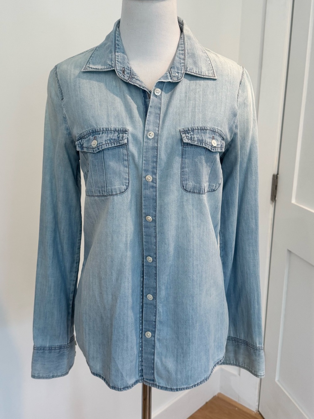J.CREW Women’s Size 4 Light Wash Denim Button-Up Shirt